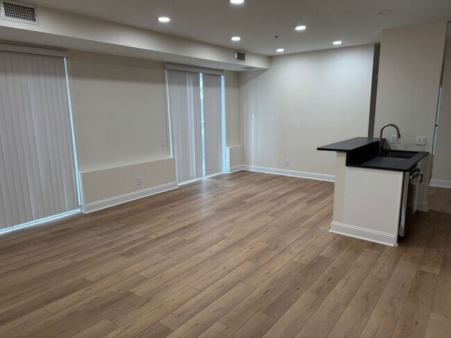 Building Photo - Nob Hill 2 Bedroom 2 Bath renovated Condo in Manayunk for rent $2,495/month