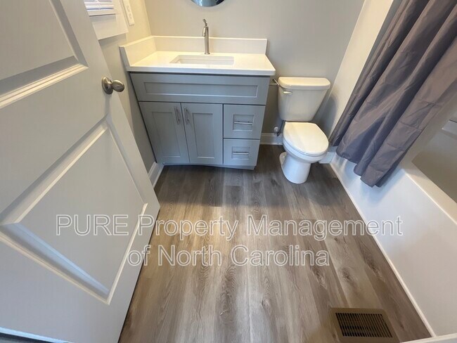 Building Photo - 3355 E Ridge Rd