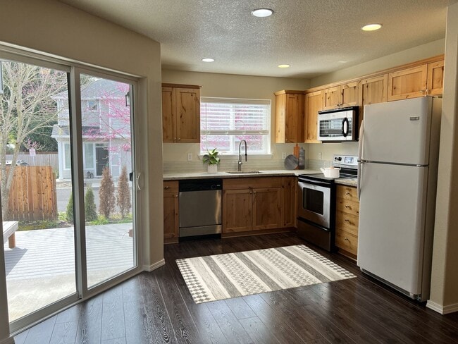 Building Photo - 3/2.5 Townhome with walking trails outside backyard!