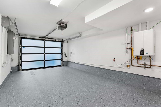 Building Photo - Updated and Modern 4 Bed + Office, 3.5 Bat...