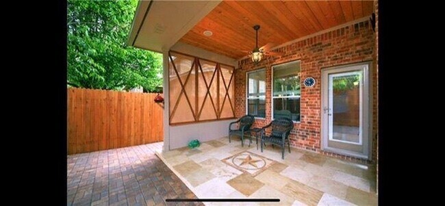 Building Photo - 733 Edwards Walk Dr