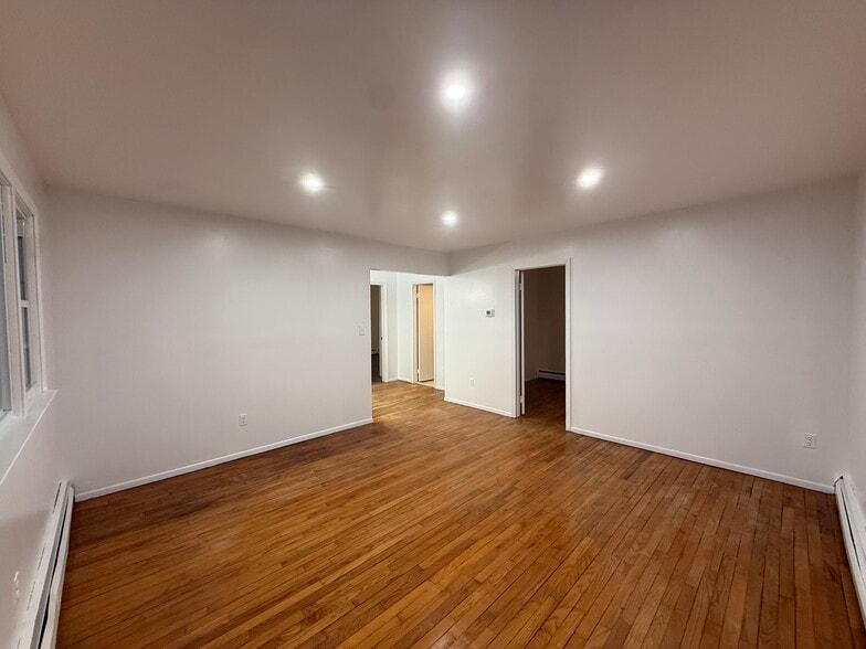 Building Photo - 7 Charles St