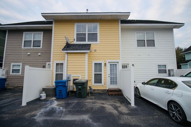 Building Photo - 2 Bedroom, 2.5 Bath Available in Hampton F...