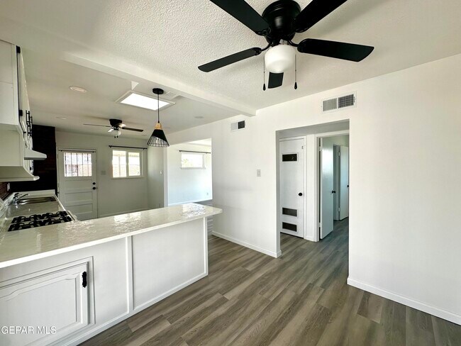 Building Photo - 4981 Winthrop Dr