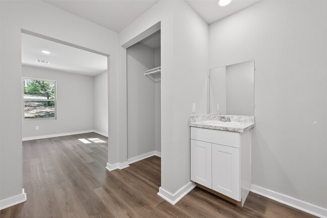 Building Photo - 154 Lakeview Dr