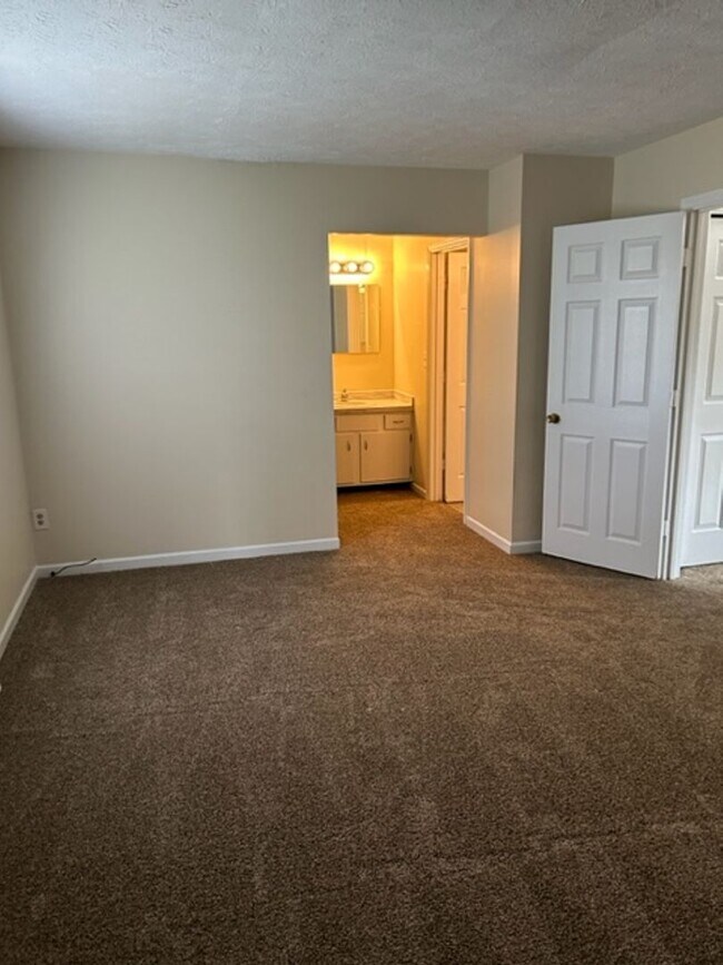 Building Photo - 481 Woodview Dr