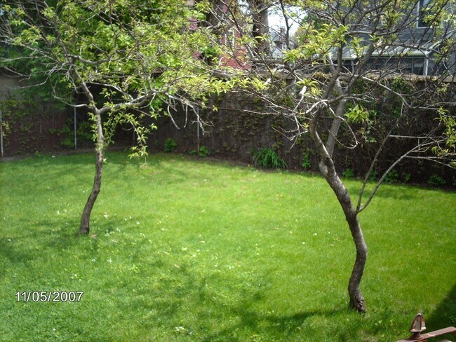 Building Photo - 518 Watertown St