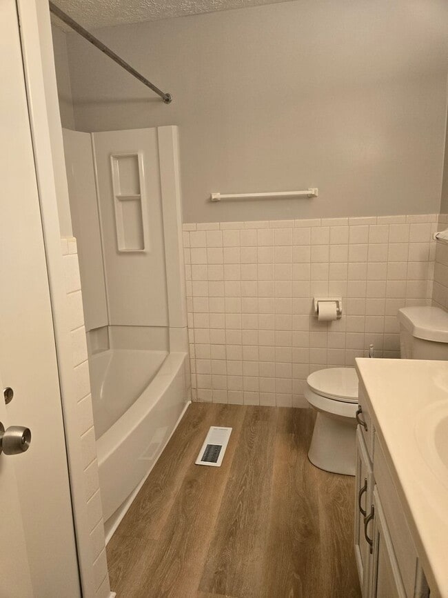 Building Photo - 1244 Colonial Dr