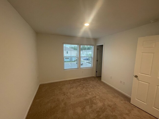 Building Photo - Newer Townhome for rent In Equinox West