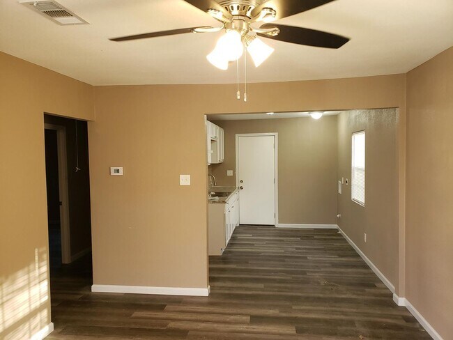 Building Photo - Newly Remodeled 2 bed, 1 bath
