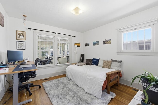 Building Photo - Charming 2 Bed 1 Bath House in Old Town!