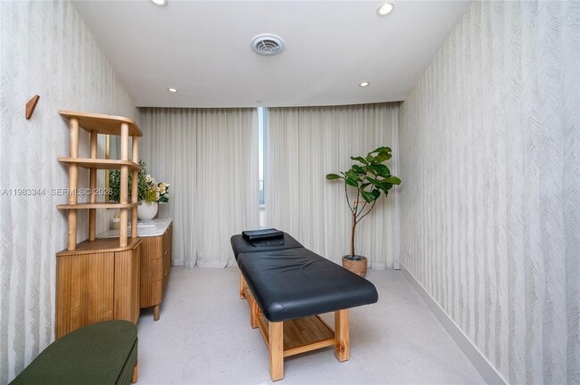 Building Photo - 700 NE 24th St