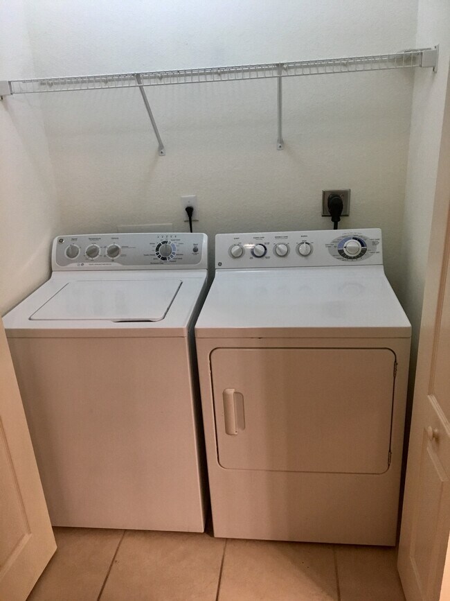 Building Photo - 8550 Kingbird Loop