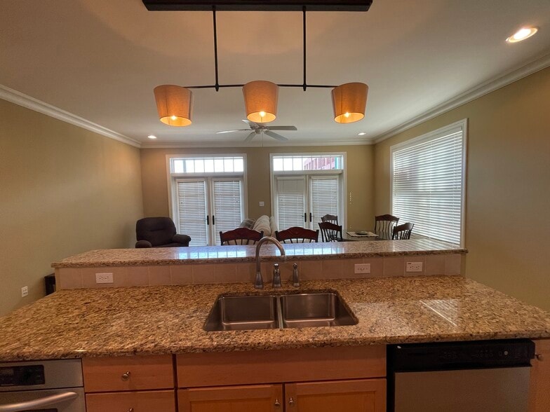 Building Photo - 415 E Romana St