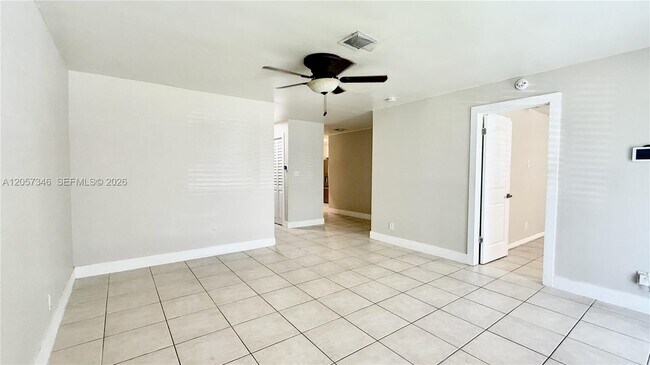 Building Photo - 320 Holloway Dr
