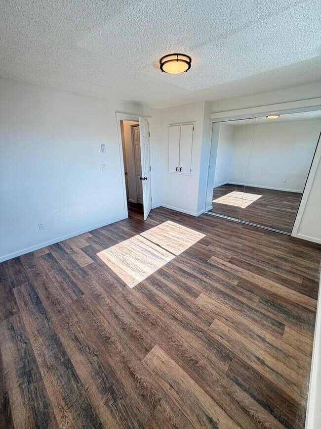 Building Photo - 2 Bedroom Town House!