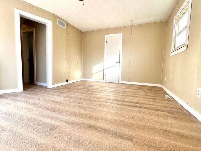 Building Photo - Cute Home, Close to Fort Riley