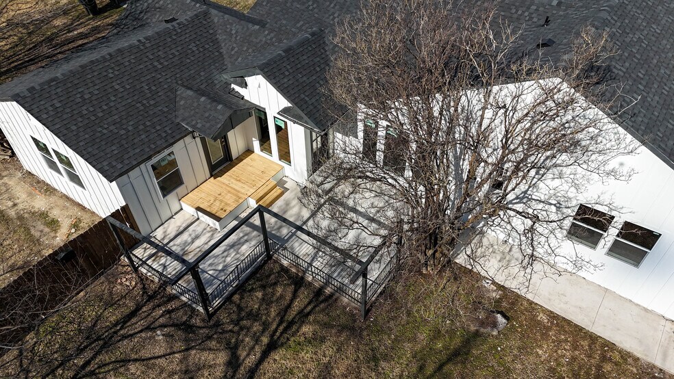 Building Photo - 1312 S Travis St