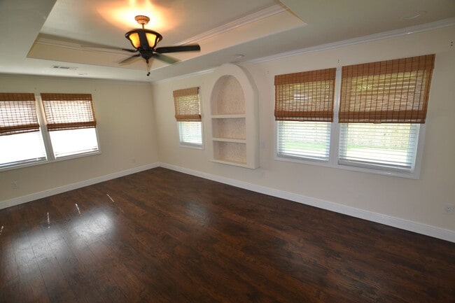 Building Photo - Newly remodeled, 3 bedroom, 2 bath home near Southern University loaded with amenities!