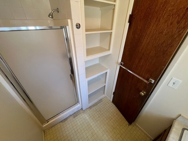 Building Photo - 533 S I St