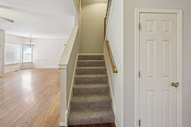 Building Photo - Spacious 4 Bedroom + Bonus Room & Office