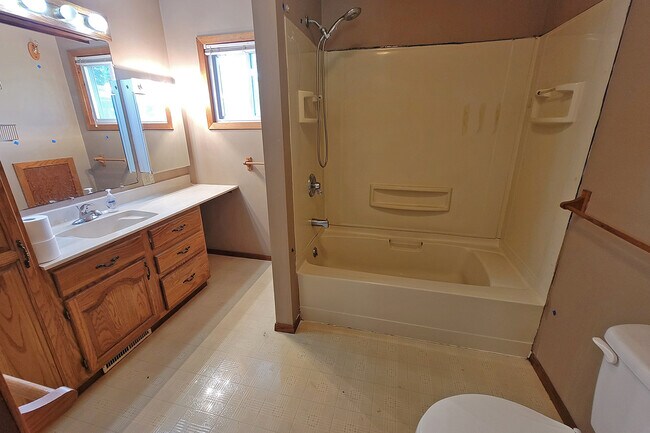 Building Photo - 1808 Dakota St