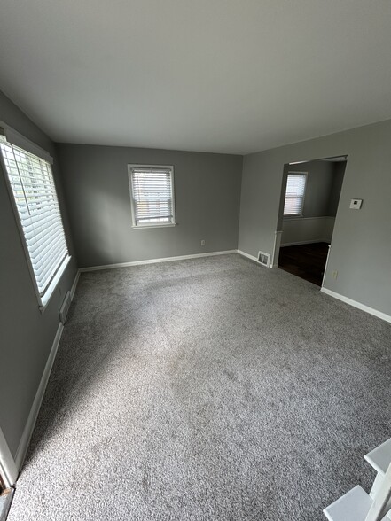 Family room - 226 Bonnett St SW