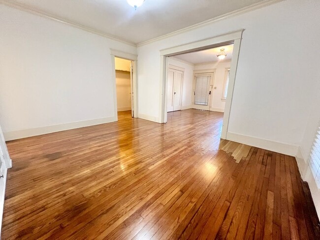 Building Photo - MOVE IN SPECIAL - Lower Level 1 Bedroom with Den/Office in Alamitos Beach Apartment