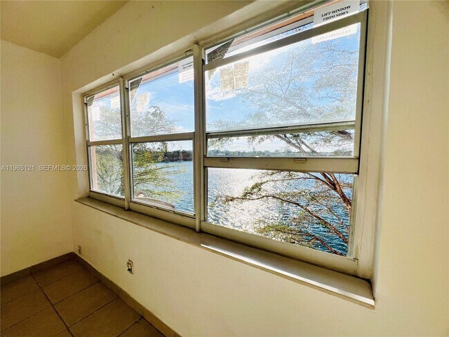 Building Photo - 18900 NE 3rd Ct