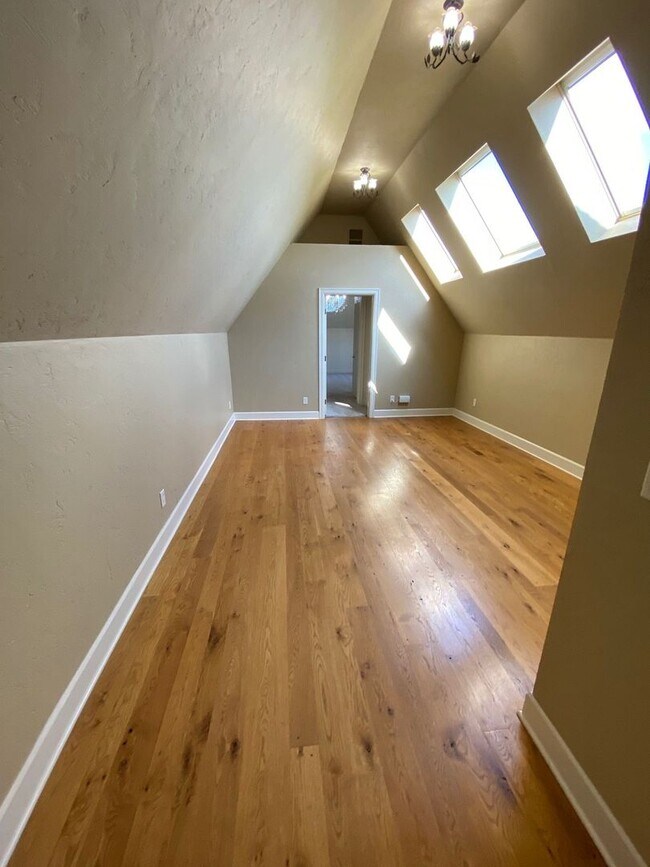 Building Photo - 5bd/5ba +HUGE BARN & SHOP - Absolutely LUX...
