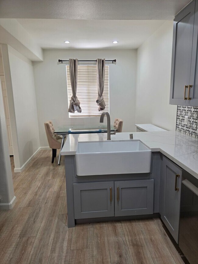 Building Photo - TOWNHOUSE-STYLE 3 BR + 2 1/2 BA UNIT IN CANYON COUNTRY AVAILABLE NOW
