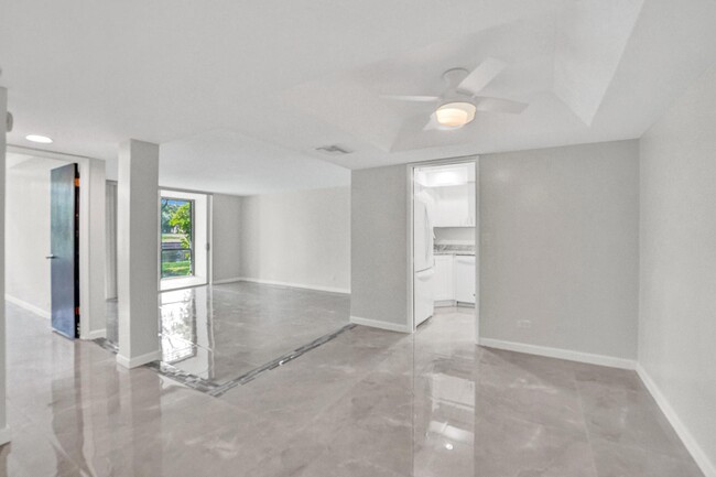 Building Photo - 3750 Inverrary Dr