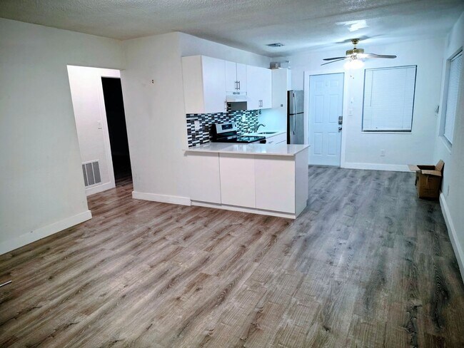 Building Photo - LC 13:22-24 SW 10th St