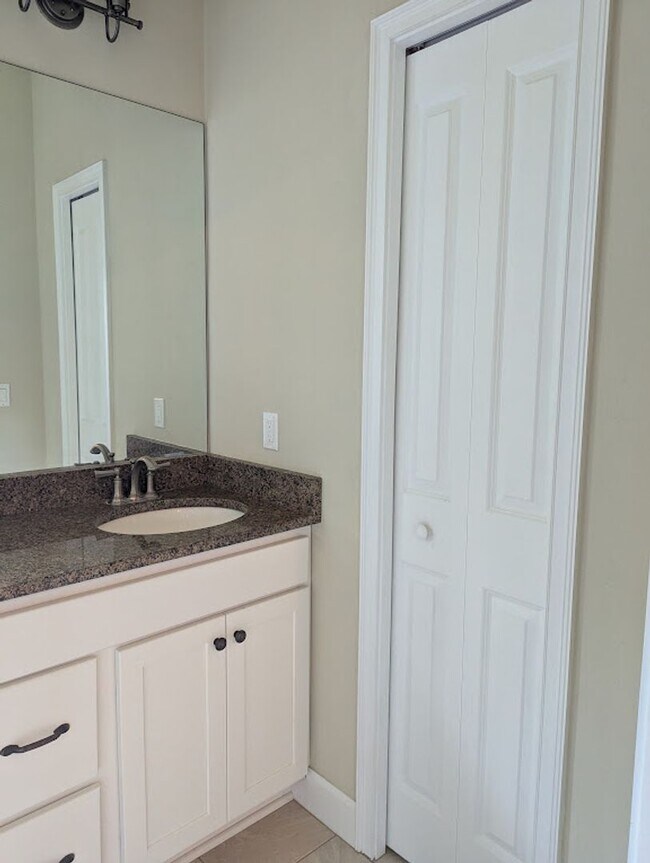 Building Photo - Townsend - 3 Bed 3 Bath Townhome