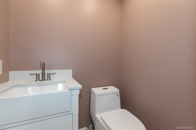 Building Photo - 18 Acorn Ponds Dr