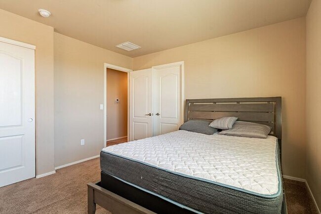Building Photo - Spacious 3-Bed, 3-Bath Tucson Condo w/ Gar...