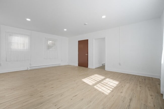 Building Photo - 157 W Washington St