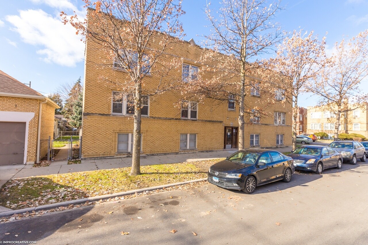 Building Photo - 3320 N LeClaire Ave