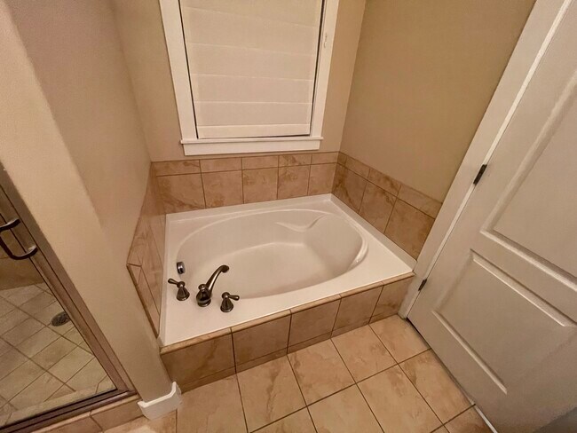 Building Photo - 4274 Lake Bridge Dr