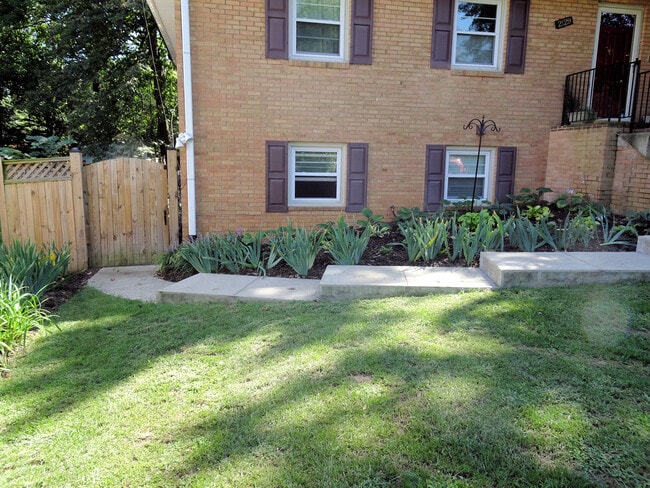 Building Photo - 2129 Patrick Henry Dr