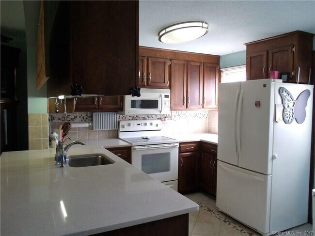 Building Photo - 44 Oak Forest Dr