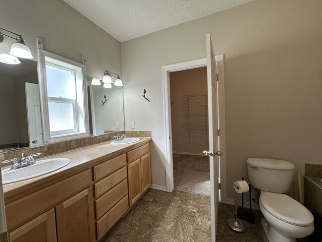 Building Photo - Spacious One-Level Living – 3 Bedrooms, 2 Baths, Central Valley School District