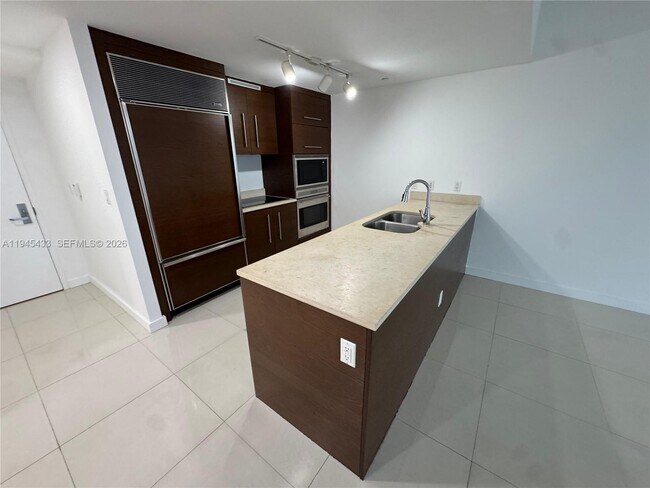 Building Photo - 475 Brickell Ave