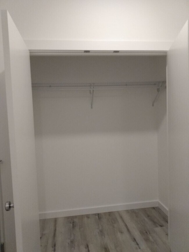 Building Photo - 3 BD/2 BA -Two-Level Townhome, 1bdrm lower...