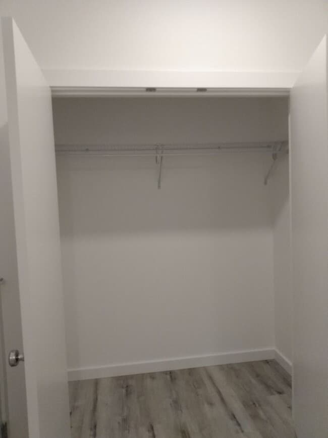 Building Photo - 3 BD/2 BA -Two-Level Townhome, 1bdrm lower level w/ private bath/walk in closet. Lots to Offer, M...