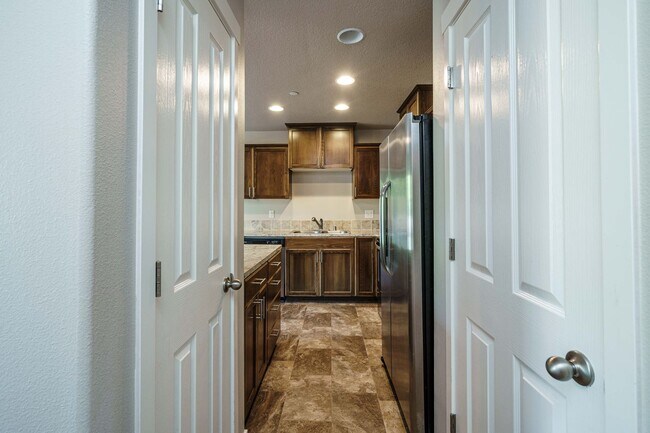 Building Photo - Easy I-205 Access - 3 Bedroom 2.5 Bath Townhouse
