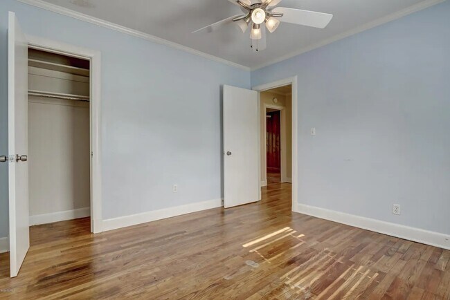 Building Photo - 211 Oak Leaf Dr