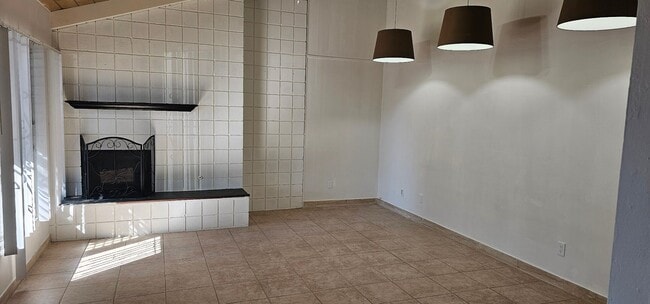 Building Photo - Remodeled 2bed 2 bath Ground level