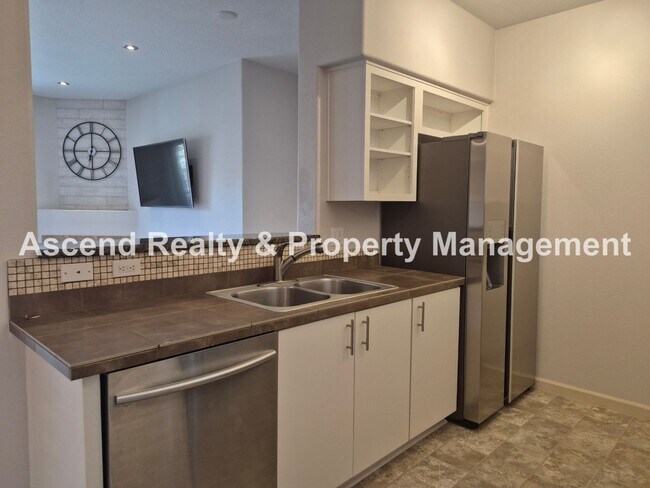 Building Photo - 2Bed/2Bath Tanasbourne Condo Quiet Location MiniSplit AC Assigned Parking Space Water & Garbage I...