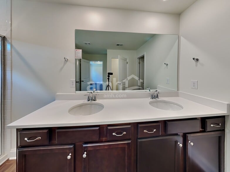 Building Photo - 639 Carnaby Ln